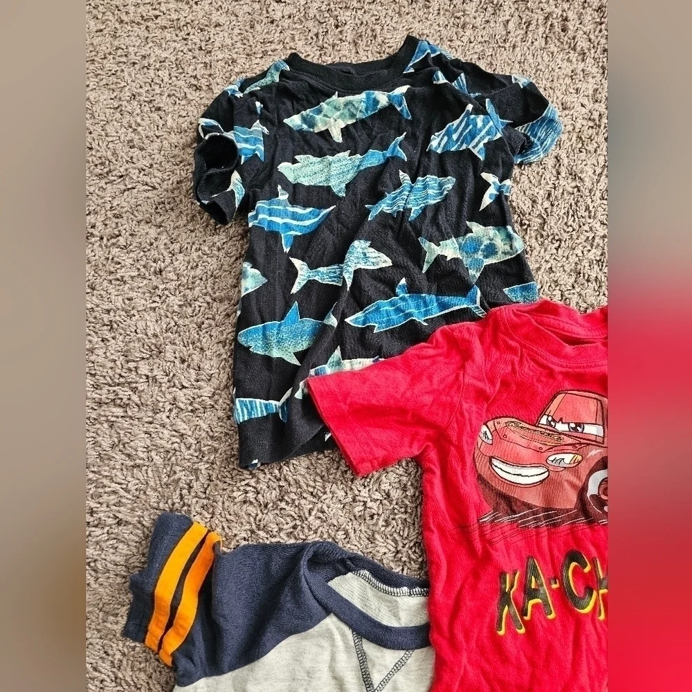 Boys lot clothing there are 6 pieces